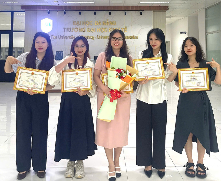 TS Phạm Thị Bé Loan (thứ 3, từ phải qua) cùng Lê Khả Tuyết Phương (thứ 2, từ phải qua) và nhóm sinh viên. e1975918af9818c64189-9880.jpg