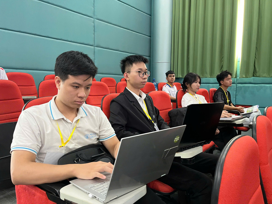 Sinh viên Việt Nam và quốc tế tại Hội thảo. 01c588e53a73b22deb621.jpg
