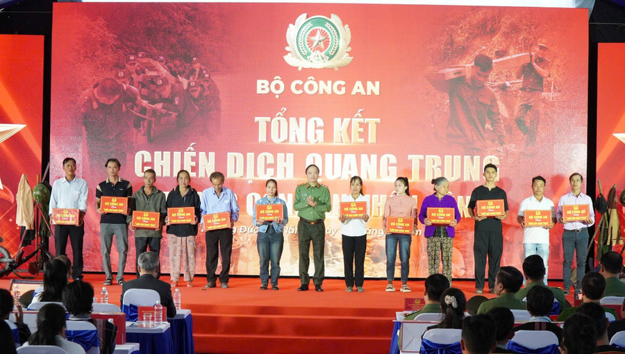 Trung tướng Đặng Hồng Đức – Thứ trưởng Bộ Công an tặng quà đến các hộ dân. Ảnh: Công an Đà Nẵng