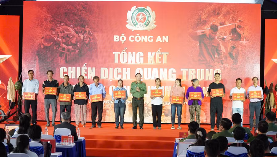 Trung tướng Đặng Hồng Đức – Thứ trưởng Bộ Công an tặng quà đến các hộ dân. Ảnh: Công an Đà Nẵng