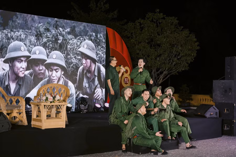 Sinh viên hóa thân thành người chiến sĩ trong chương trình "Máu, Lửa và Hoa". Ảnh FPT