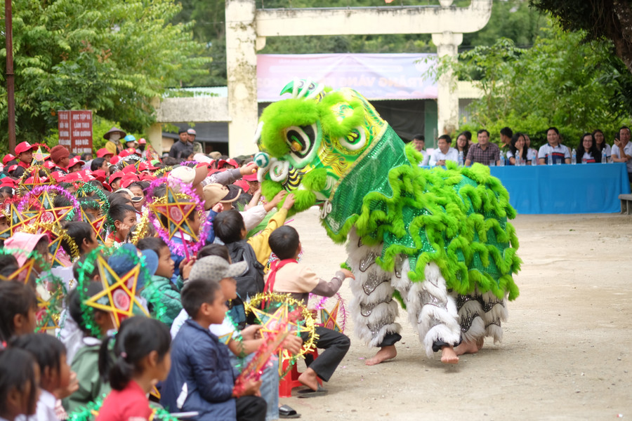 Học sinh thích thú với tiết mục múa lân. dscf4912.jpg