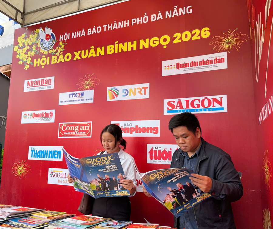 Bạn đọc tham quan gian trưng bày tại Hội Báo Xuân Bính Ngọ 2026.