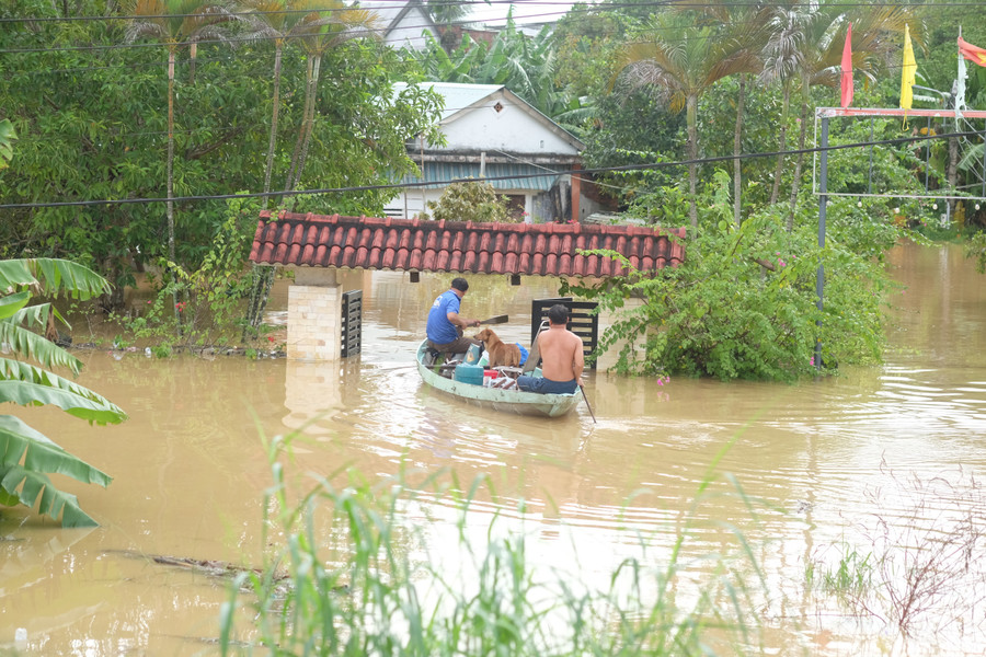 Nước sâu khoảng hơn 1,5m. dscf5976.jpg