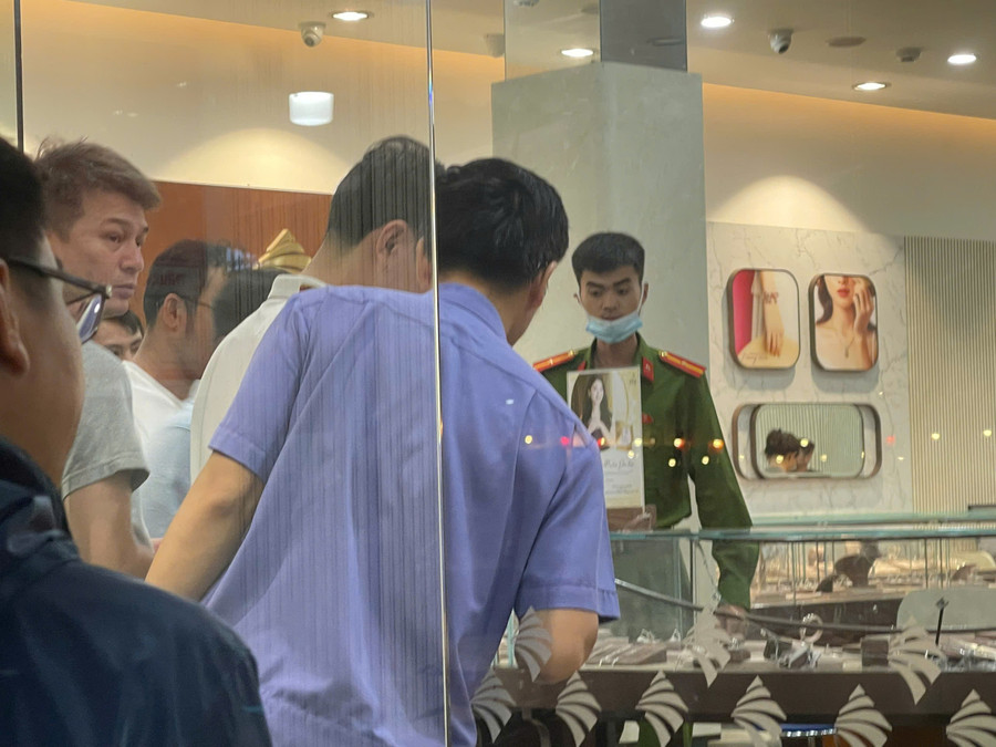 Lực lượng Công an khám nghiệm hiện trường, điều tra vụ việc. b9d968277462ff3ca673.jpg