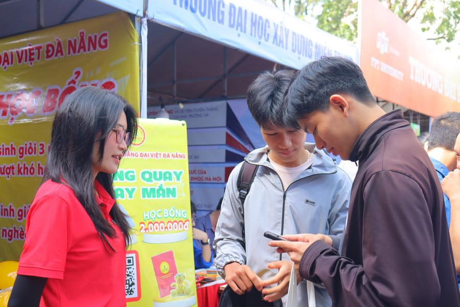 Trường Cao đẳng Đại Việt Đà Nẵng tư vấn cho sinh viên. 