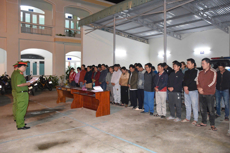 Công an tống đạt quyết định khởi tố vụ án, khởi tố các bị can liên quan đường dây đánh bạc và tổ chức đánh bạc.