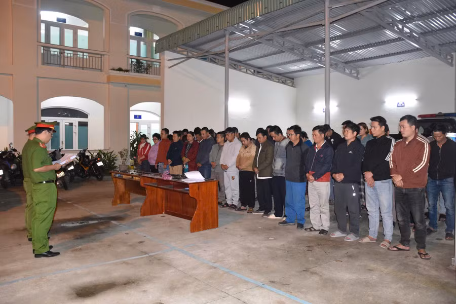 Công an tống đạt quyết định khởi tố vụ án, khởi tố các bị can liên quan đường dây đánh bạc và tổ chức đánh bạc.