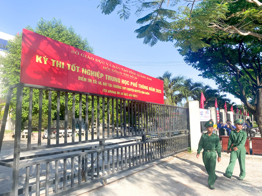 Hỗ trợ đảm bảo an ninh trật tự phía trước điểm thi. f5780460f0b347ed1ea2.jpg