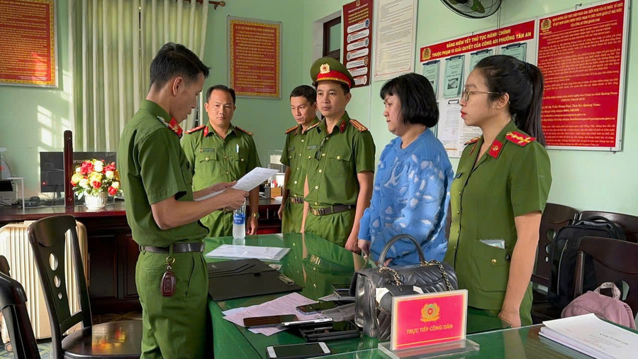 Công an tống đạt quyết định khởi tố bị can, lệnh tạm giam đối với bà Hoàng Thị Kim Châu. Ảnh: CACC