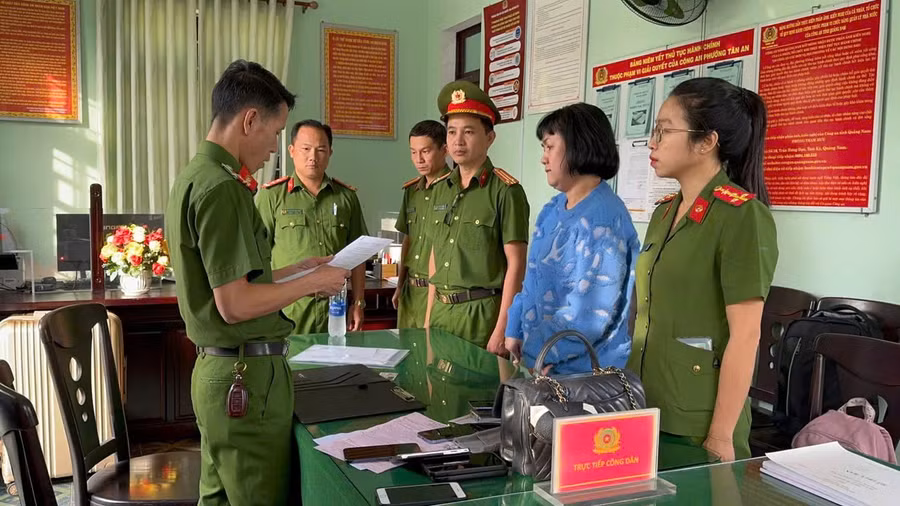Công an tống đạt quyết định khởi tố bị can, lệnh tạm giam đối với bà Hoàng Thị Kim Châu. Ảnh: CACC