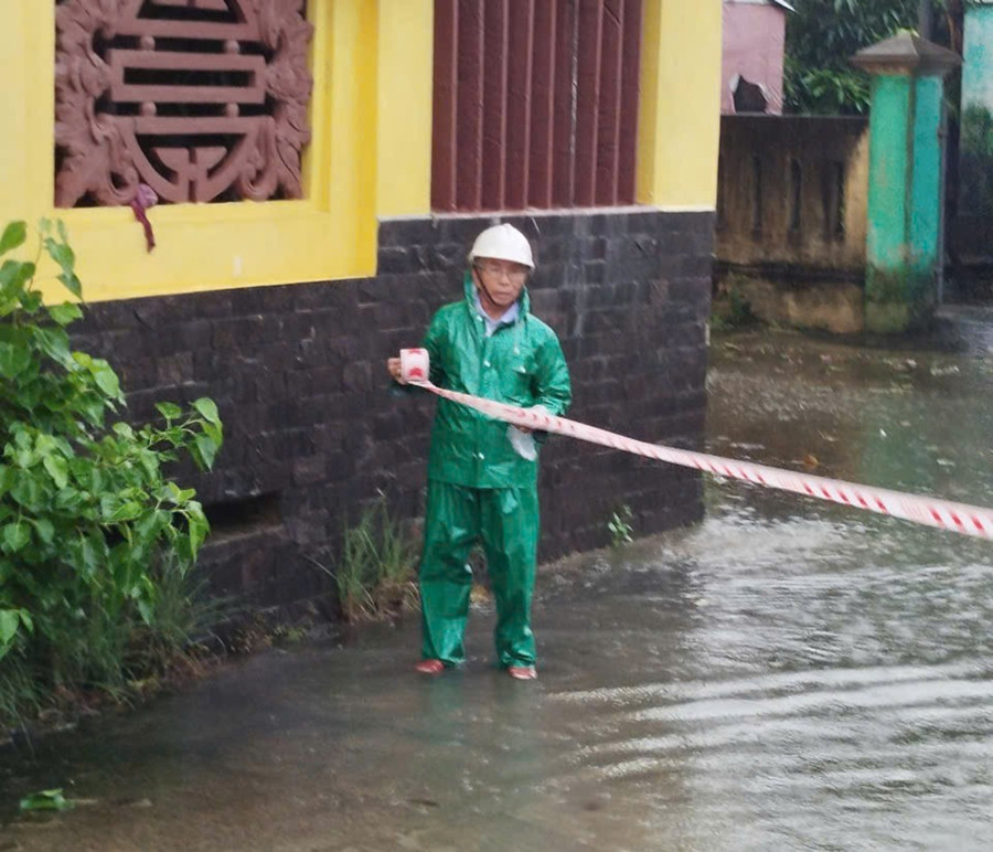 Ông Minh căng dây ở những khu vực bị ngập nước để người dân không qua lại. c3d13863edc0609e39d1.jpg