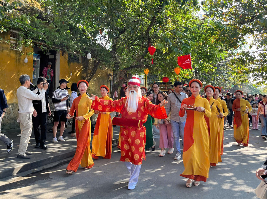 Chào đón những vị khách quốc tế đầu tiên "xông đất" phố cổ Hội An năm 2026.