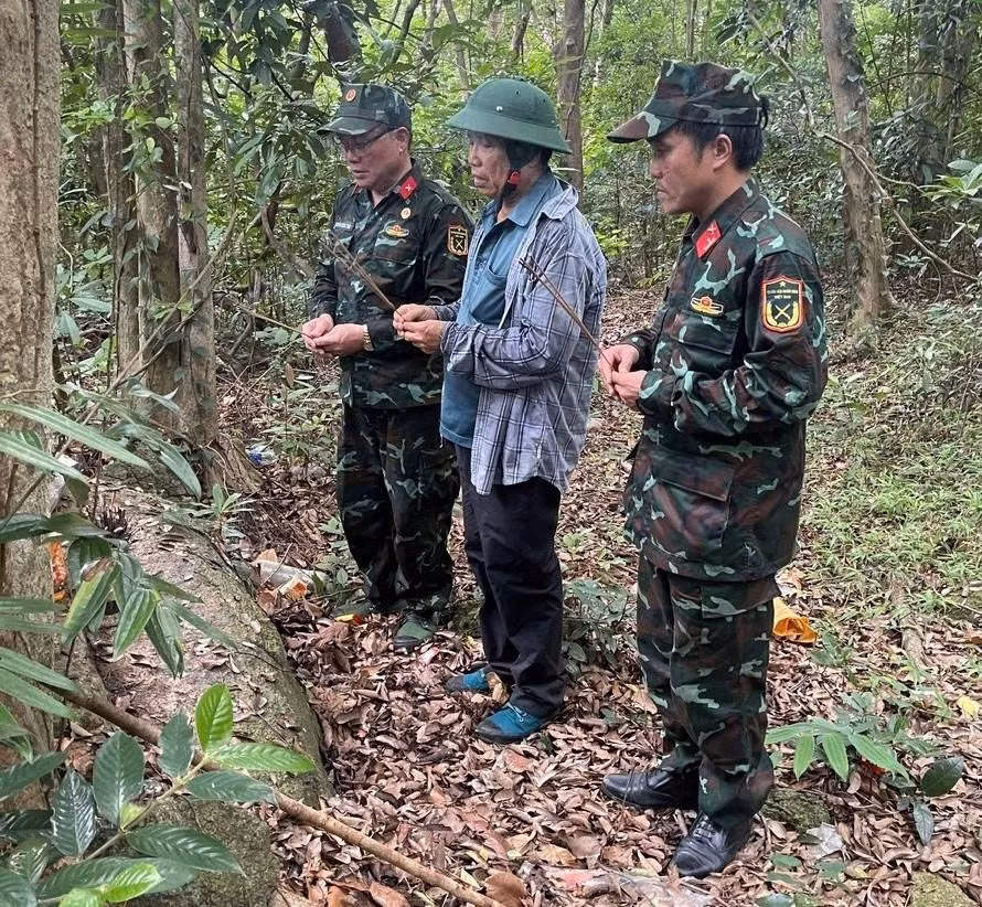 Lực lượng Bộ Chỉ huy Quân sự TP Đà Nẵng cùng nhân chứng đi khảo sát thực địa, nơi nghi có hơn 10 hài cốt liệt sĩ Đội phẫu 5. Ảnh: Quang Cường, Bộ CHQS TP Đà Nẵng