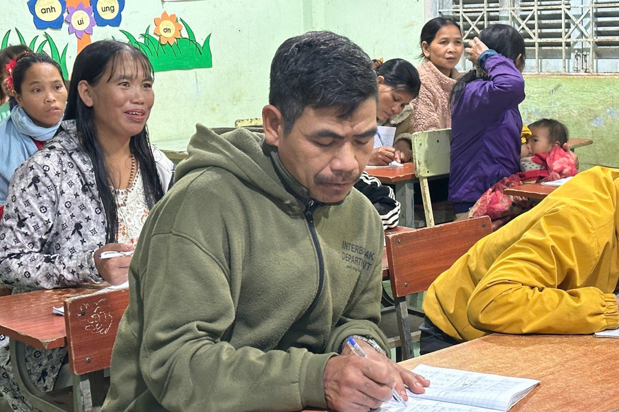 Anh A Thủi nắn nót từng chữ. Ảnh: T.H ae370d782011af4ff60045.jpg