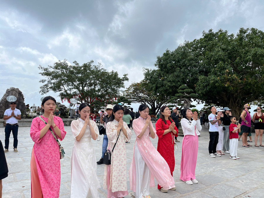 Du khách tại chùa Linh Ứng, bán đảo Sơn Trà (Đà Nẵng). 
