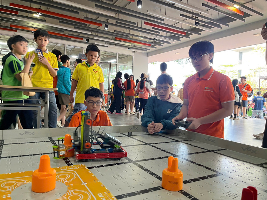 Học sinh tham gia trải nghiệm tại ngày hội.