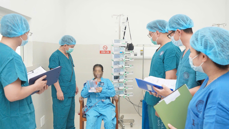 Bác sĩ thăm khám và kiểm tra sức khỏe cho bệnh nhân sau ca ghép gan. 