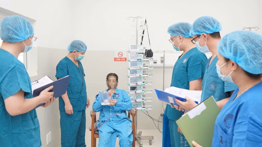 Bác sĩ thăm khám và kiểm tra sức khỏe cho bệnh nhân sau ca ghép gan. 