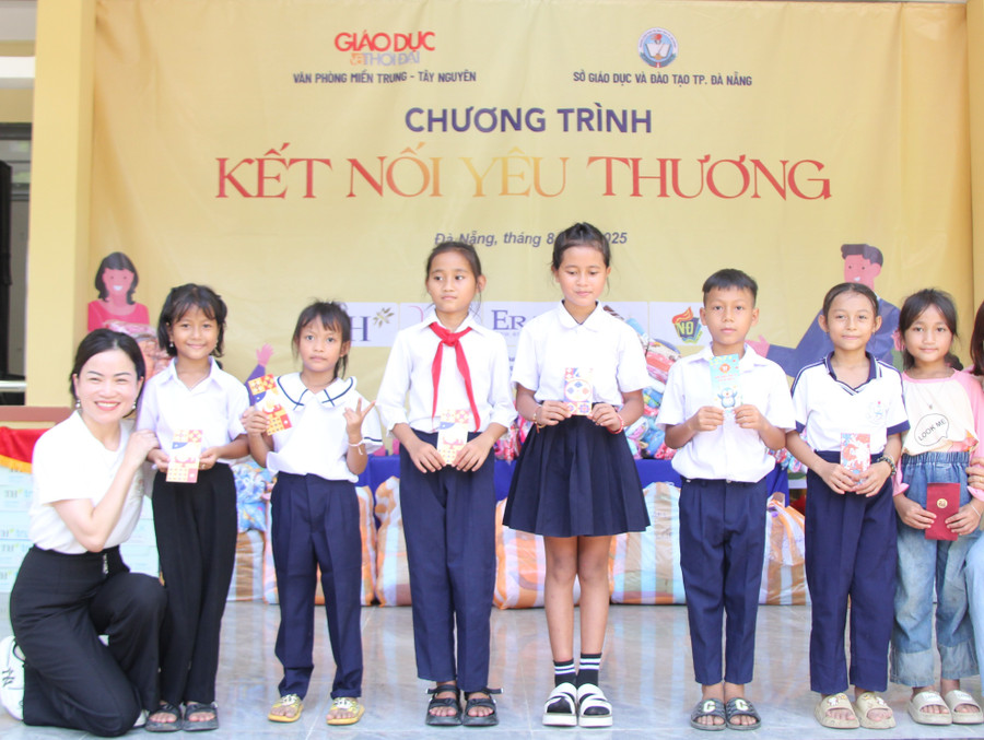 Đại diện Trường ĐH Anh quốc trao 7 suất học bổng cho học sinh có hoàn cảnh khó khăn. img-0800.jpg