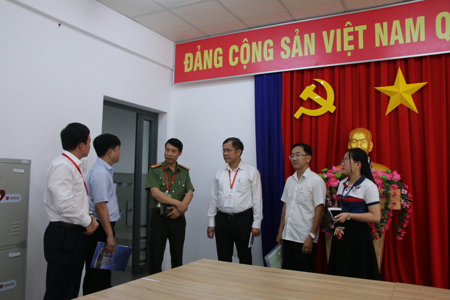 Đoàn kiểm tra khảo sát tại các phòng phục vụ kỳ thi. img-2902.jpg