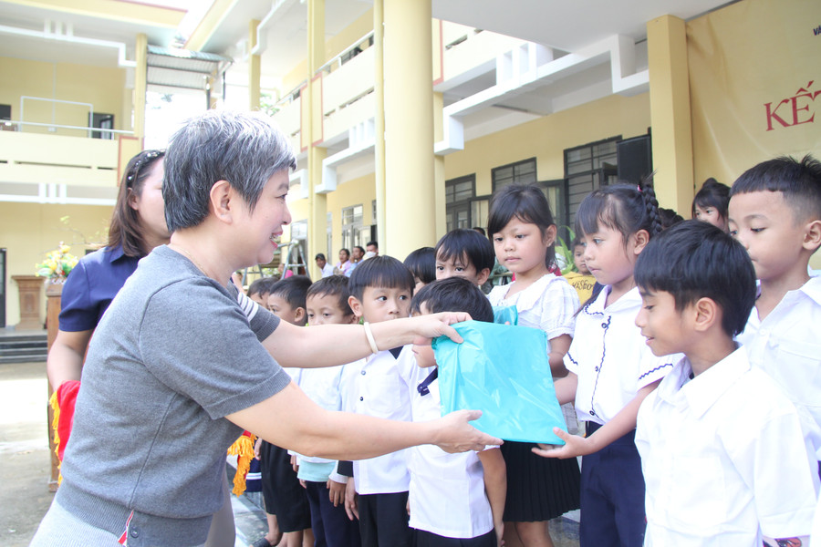 Nhà báo Dương Thanh Hương trao quà cho học sinh. img-0693.jpg