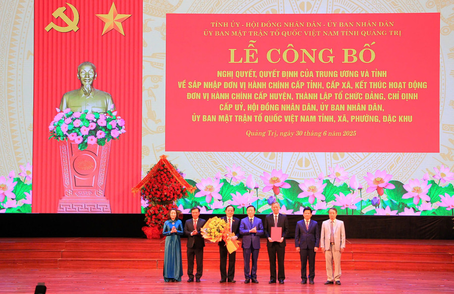 Phó Thủ tướng Trần Hồng Hà trao quyết định bổ nhiệm lãnh đạo tỉnh Quảng Trị. quang-tri-1.jpg