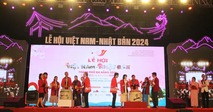 Các đại biểu thực hiện nghi thức đập rượu sake tại Lễ hội Việt Nam - Nhật Bản 2024.