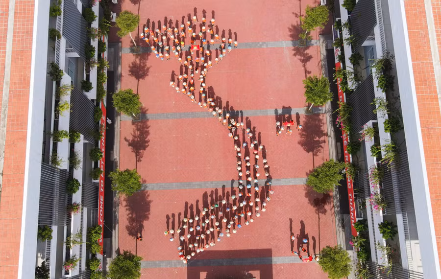 Học sinh FPT trổ tài thiết kế nón lá và xếp hình bản đồ Việt Nam.