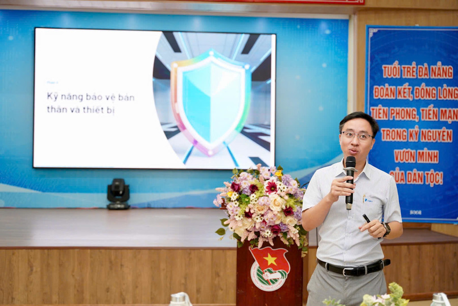 Ông Trịnh Quốc Bảo – Phó Giám đốc Trung tâm kinh doanh giải pháp VNPT Đà Nẵng chia sẻ về kỹ năng bảo vệ bản thân và thiết bị cho học sinh. 122643780983122099813.jpg