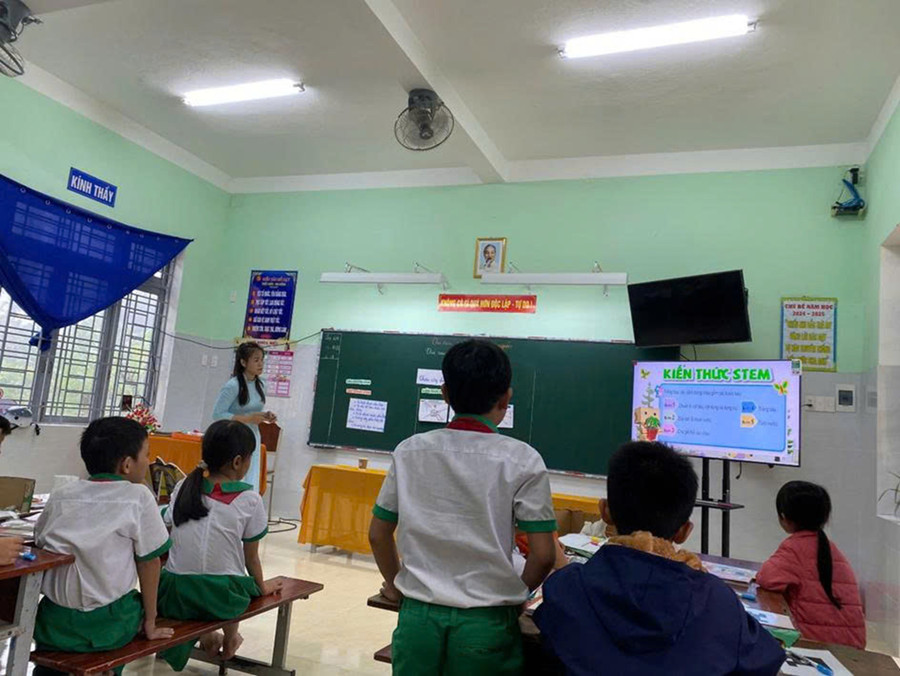 Lớp học khang trang hiện đại. giam-ngheo-2.jpg