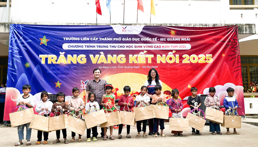 Ông Đinh Văn Tuấn – Phó Bí thư chuyên trách Đảng ủy UBND tỉnh Quảng Ngãi và bà Lê Thị Mai Anh – Giám đốc điều hành Trường liên cấp thành phố giáo dục quốc tế - IEC Quảng Ngãi trao quà cho học sinh. 560634002054829178.jpg