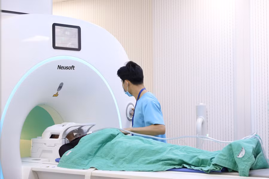 Bé N. được chỉ định chụp cộng hưởng từ với máy MRI 1.5 Tesla. 