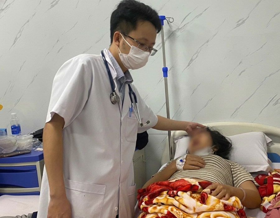 Bác sĩ Khoa Nội (Bệnh viện Phúc Hưng) khám cho một trường hợp nghi ngộ độc thực phẩm. Ảnh: BQN 