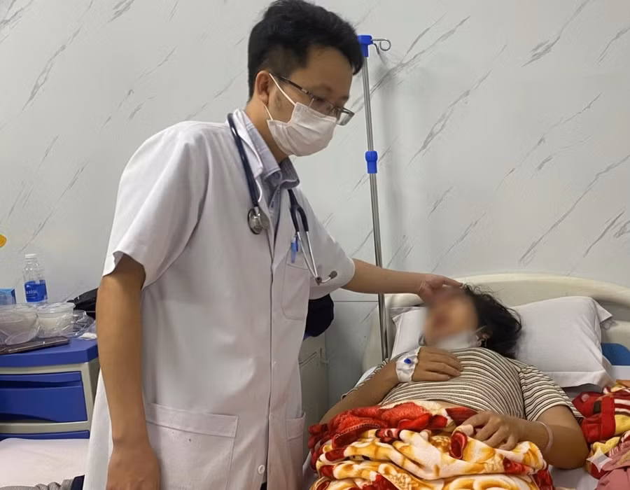 Bác sĩ Khoa Nội (Bệnh viện Phúc Hưng) khám cho một trường hợp nghi ngộ độc thực phẩm. Ảnh: BQN 