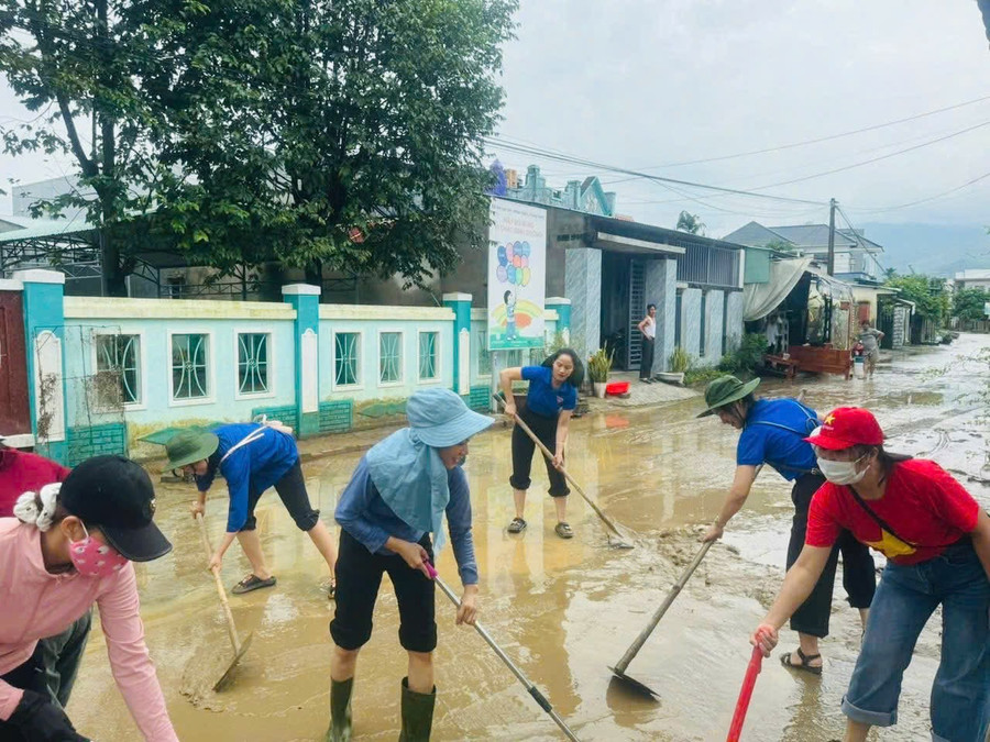 Cán bộ, giáo viên, nhân viên cùng phụ huynh Trường Mầm non Hoa Phượng Đỏ và Trường Mầm non Măng Non hỗ trợ các trường bị ngập lụt dọn vệ sinh sau lũ. 