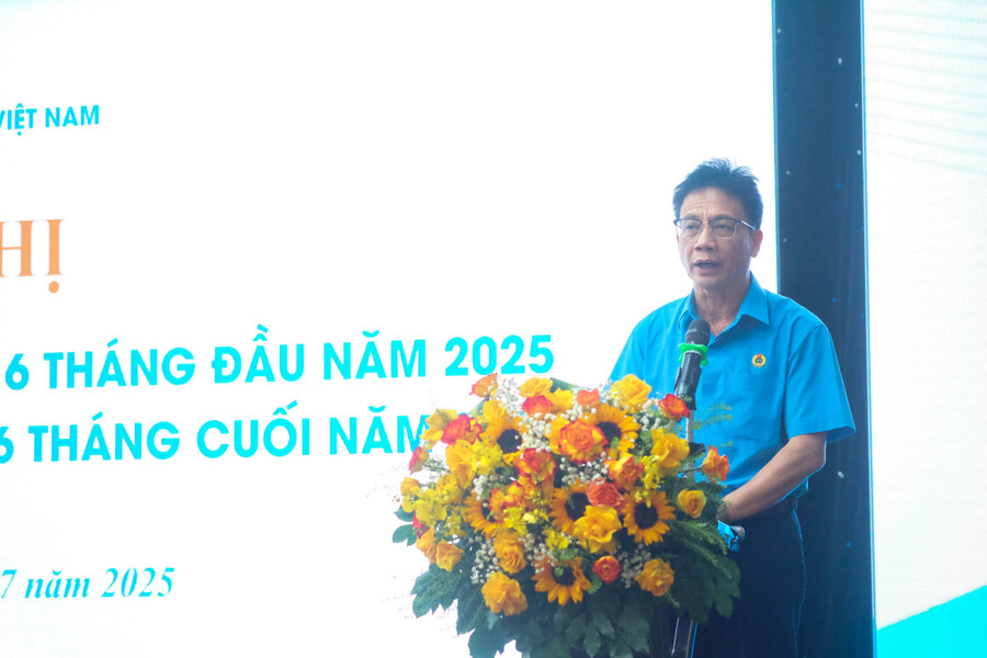 Ông Nguyễn Ngọc Ân - Chủ tịch Công đoàn Giáo dục Việt Nam phát biểu tại Hội nghị. dscf3325.jpg