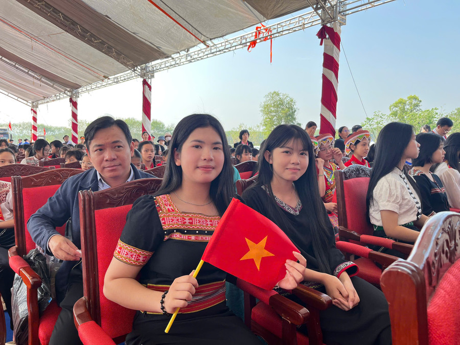 Học sinh vùng biên giới Quảng Ngãi. 