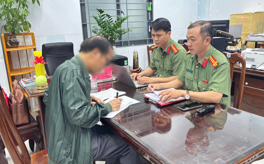 Lực lượng Công an lập biên bản xử lý vụ việc với ông D.D.H. Ảnh: CACC