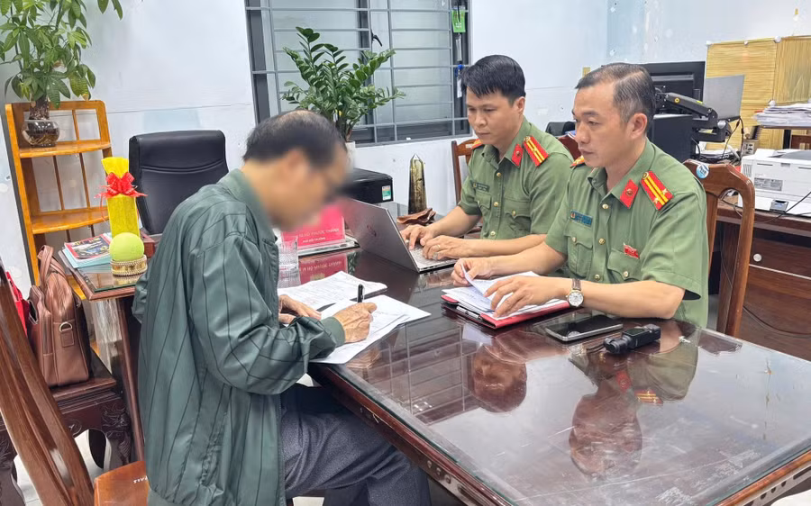 Lực lượng Công an lập biên bản xử lý vụ việc với ông D.D.H. Ảnh: CACC