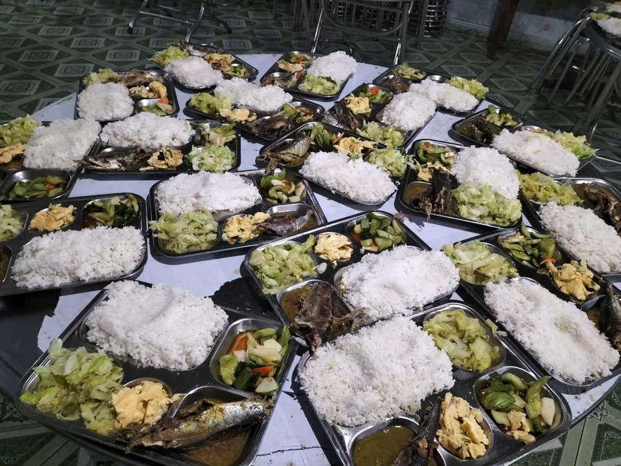 Bữa cơm tối của học sinh Trường Phổ thông dân tộc bán trú THCS Nguyễn Bỉnh Khiêm. 6092cd806e42e41cbd53-1.jpg