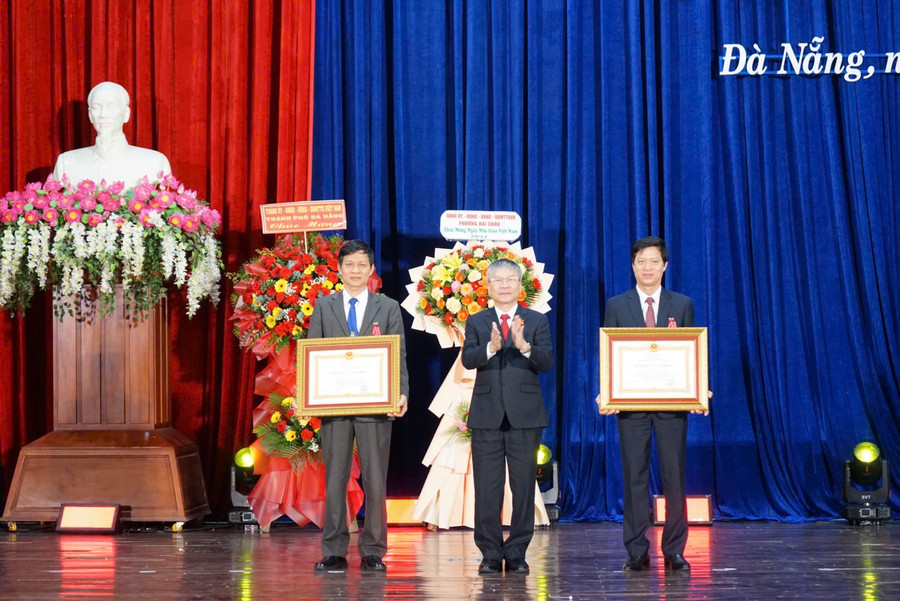 Thừa ủy quyền, ông Nguyễn Đức Dũng - Chủ tịch HĐND TP Đà Nẵng tặng Huân chương Lao động hạng Ba cho 2 nhà giáo.