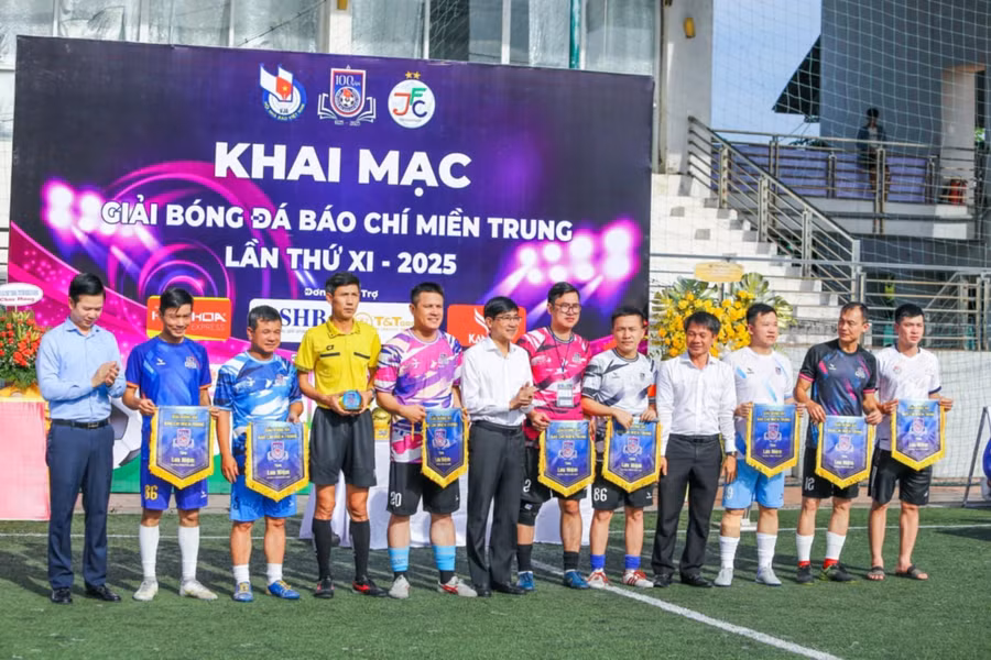 Ban tổ chức trao cờ cho các đội dự thi.