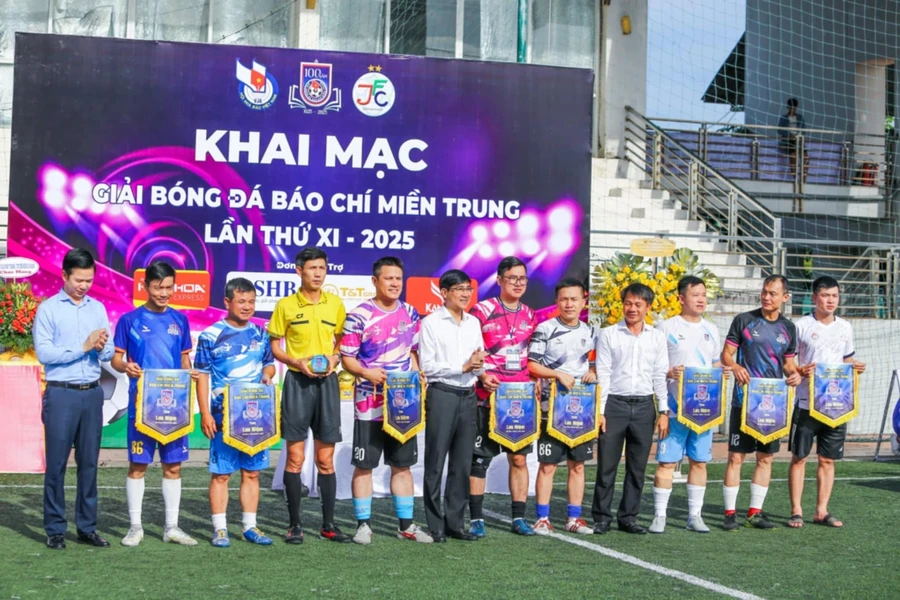 Ban tổ chức trao cờ cho các đội dự thi.