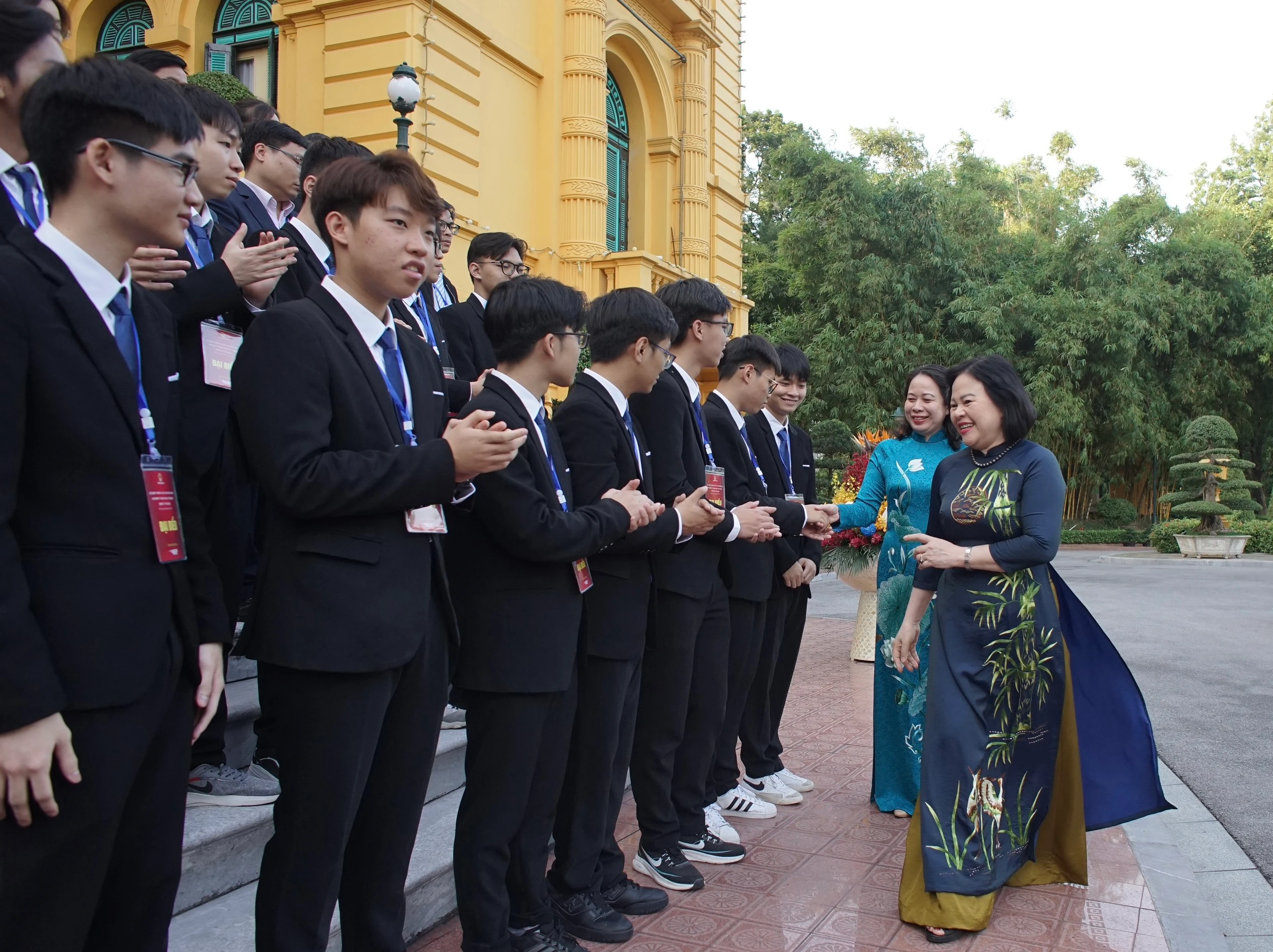 Niềm vui của các em học sinh khi được gặp Phó Chủ tịch nước Võ Thị Ánh Xuân và Thứ trưởng Bộ GD&ĐT Ngô Thị Minh. Niềm vui của các em học sinh khi được gặp Phó Chủ tịch nước Võ Thị Ánh Xuân và Thứ trưởng Bộ GD&ĐT Ngô Thị Minh.