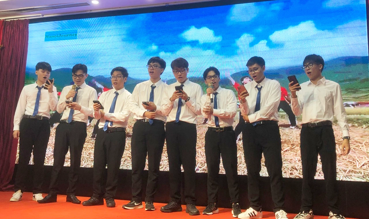 Các học sinh hát bài "Việt Nam ơi".