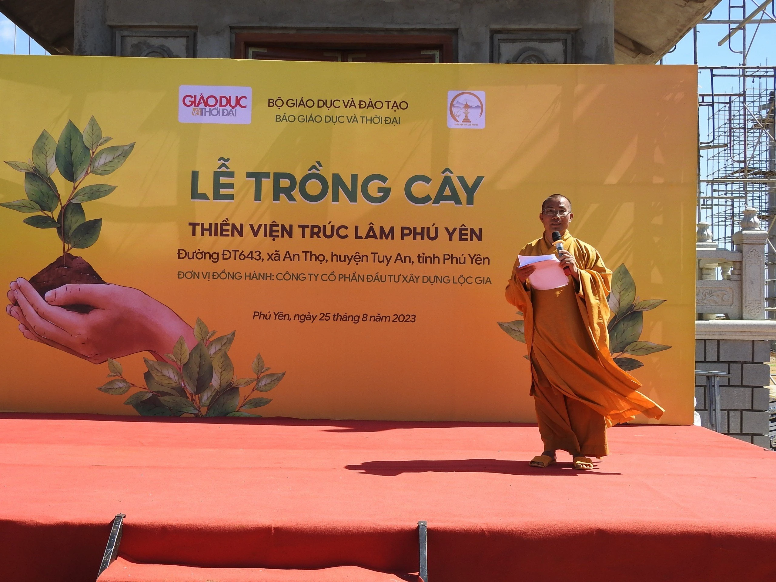 Đại đức Thích Đạt Ma Quang Hải trụ trì Thiền viện Trúc Lâm Phú Yên phát biểu tại buổi Lễ