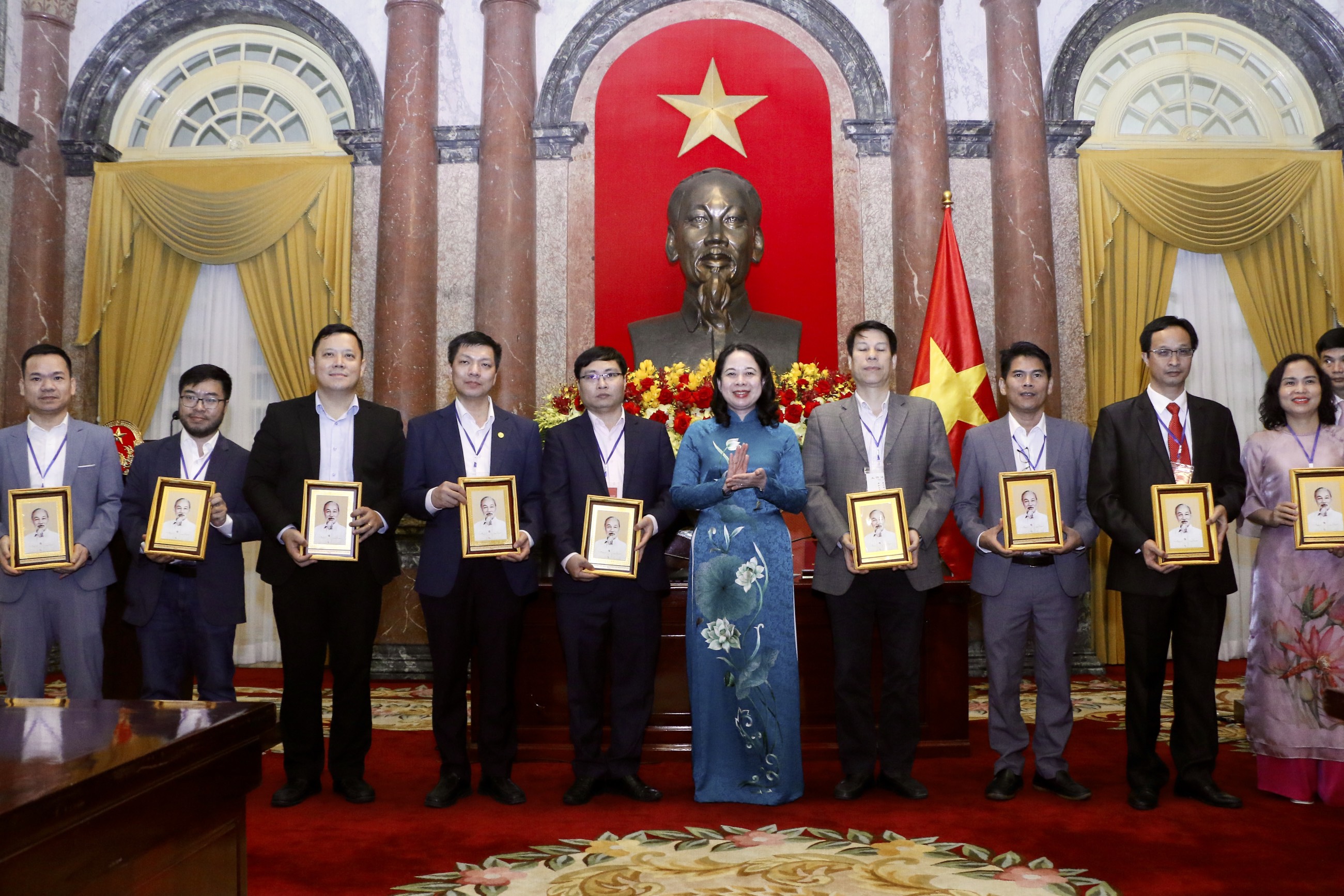 Phó Chủ tịch nước Võ Thị Ánh Xuân gửi quà tặng cho các tập thể, giáo viên và các em học sinh đoạt giải. Phó Chủ tịch nước Võ Thị Ánh Xuân gửi quà tặng cho các tập thể, giáo viên và các em học sinh đoạt giải.