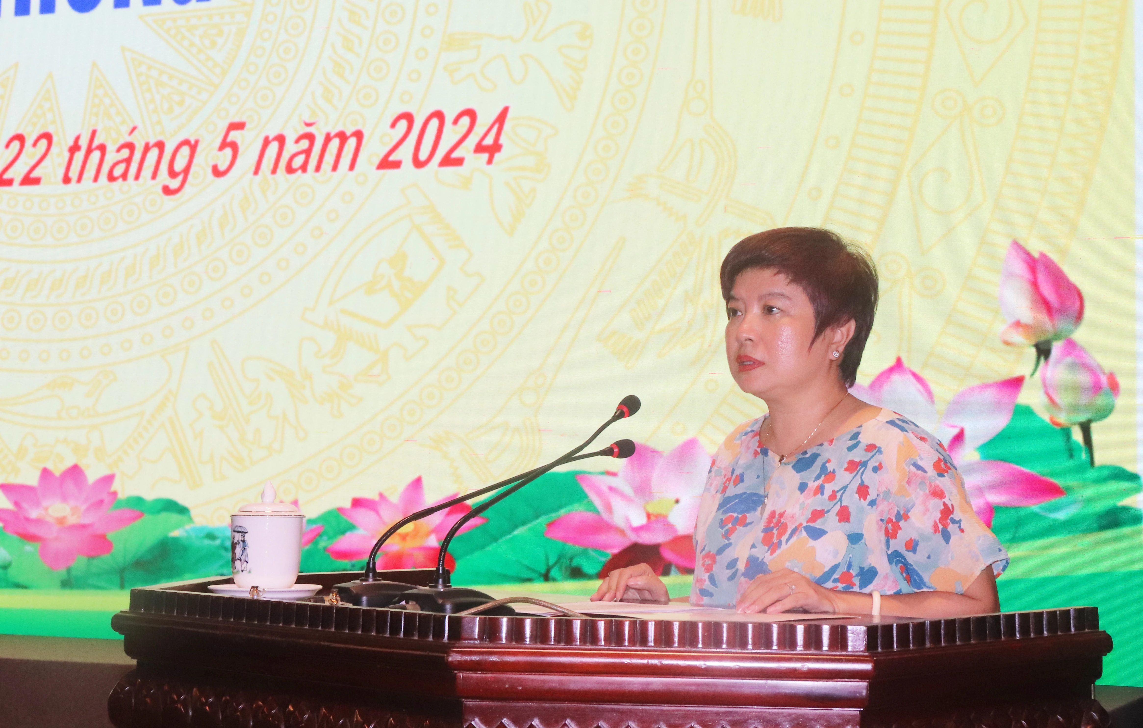 Nhà báo Dương Thị Thanh Hương - Phó Tổng Biên tập Báo GD&amp;TĐ chia sẻ tại Hội nghị.