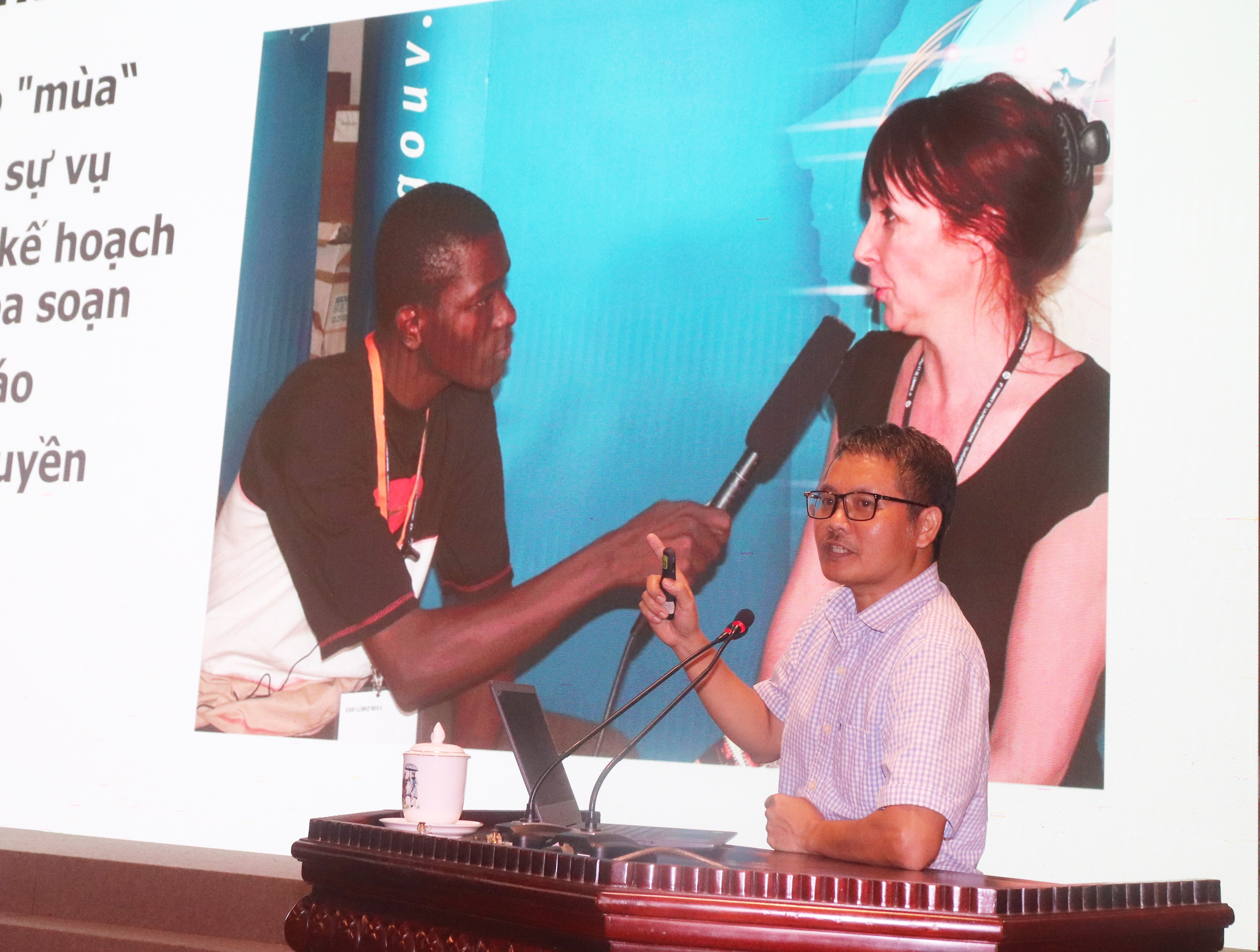 Nhà báo Nguyễn Đức Tuân - Phó Tổng Biên tập Báo GD&amp;TĐ với những ví dụ sinh động trong quá trình tác nghiệp và cung cấp thông tin cho báo chí của các đơn vị, nhà trường.